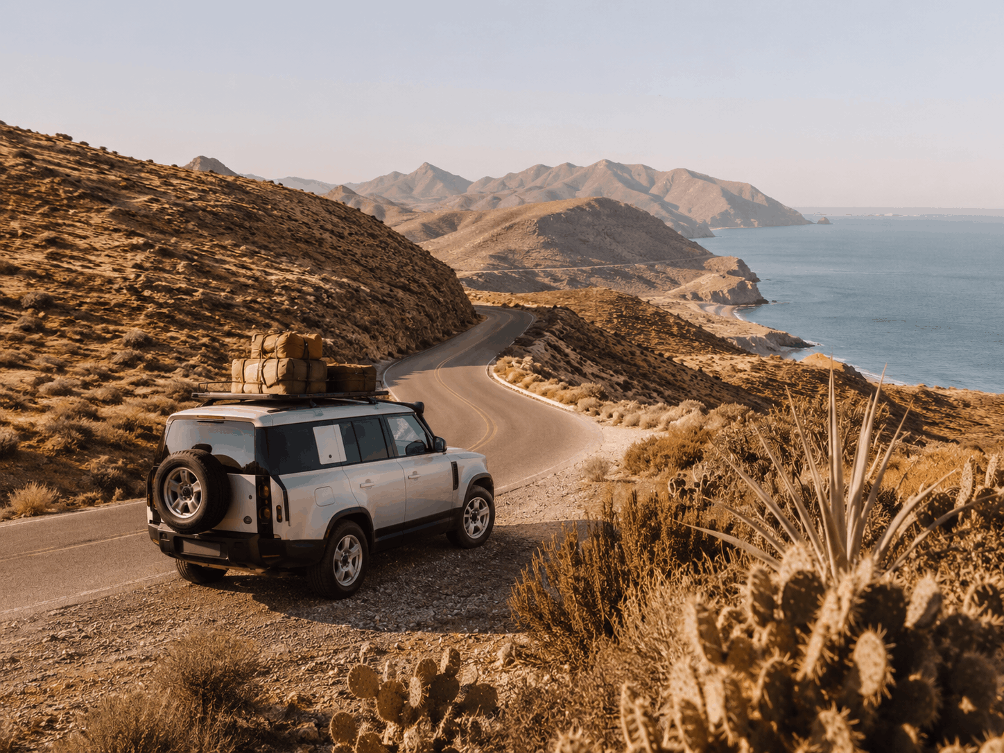 SUV en carretera costera de Cabo de Gata
