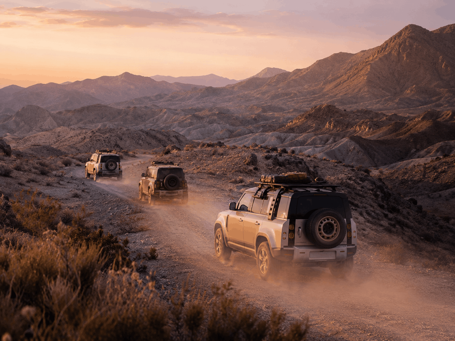 SUV por paisaje de montaña árida